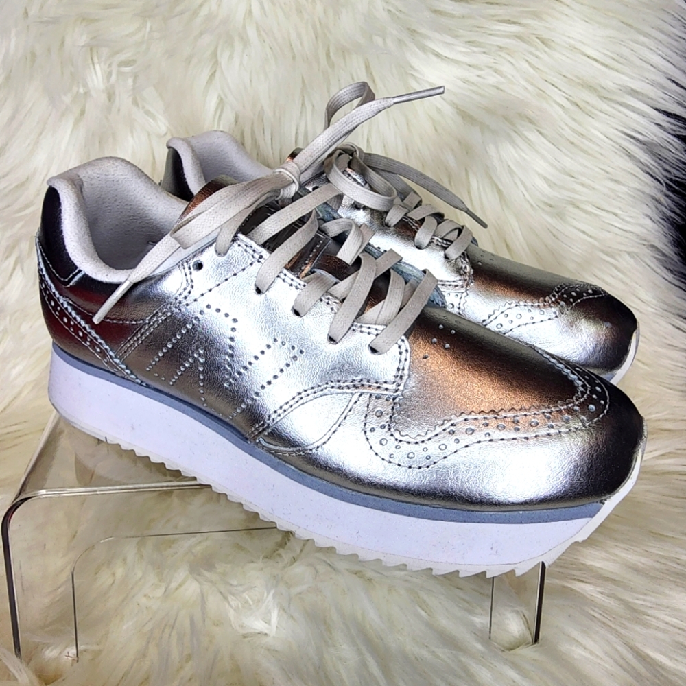 New Balance 520 platform sneaker- metallic silver- size 7.5